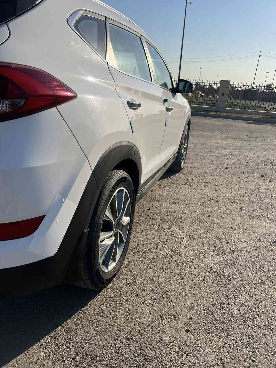 السلام عليكم
توكسان خليجي 2018

كفاله عامه من الصبغ والحادث  

السياره ماشيه ١٠٠ الف

مكينه كير حداديه مكفوله من كلشي   
 مكاني واسط الكوت 
السعر ١٨٨$
  

جاهزه مبيه اي نقص السياره رقم بغداد بسمي 

للاستفسار ***********
