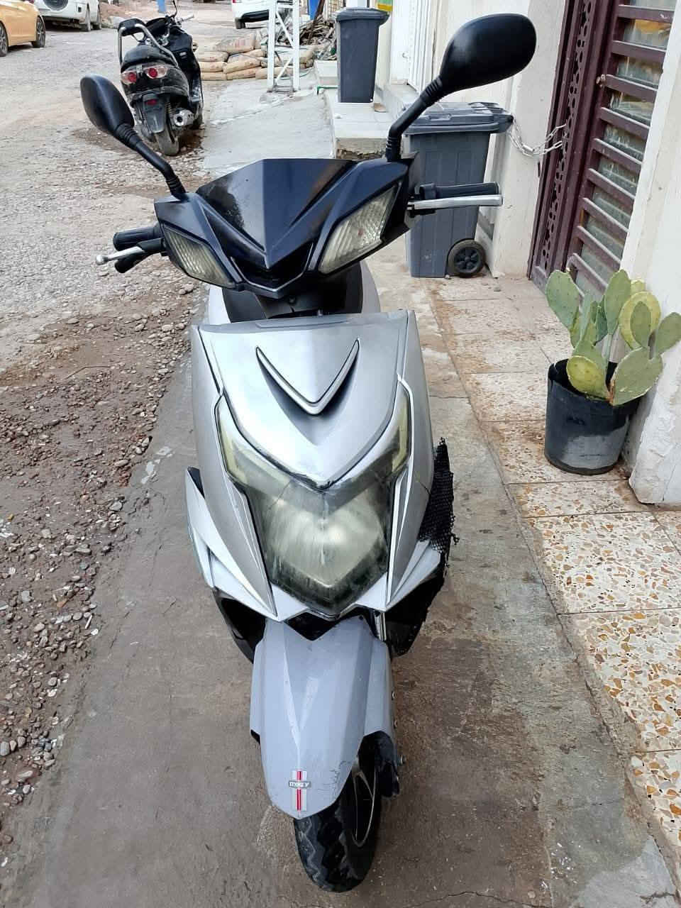 السلام عليكم دراجة شحن نوع سكنس م 2020 شغالة وكاملة ست بطاريات كهربائيات دبلات تايرات 
 كلهن شغالات رايدة 300 وبية مجال حك الجية مكانة الكاظمية الطي موبايل *********** عندي واتساب وفيس وماسنجر وشكرا
