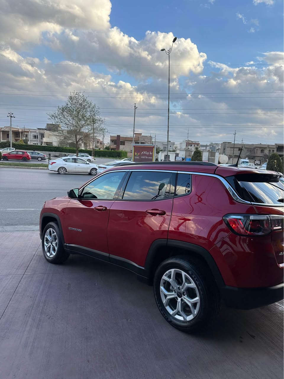 Jeep compass 2025

سلام عليكم

جيب كومباس 2025 فول مواصفات

رقم كاتى تترقم شمالي

سيارة جديدة لوك ماشيه 15000الف فقط

بنيد صبغ فقط بدون دواخل نهائيا 

بيها مكانات تعديل PDR بسيطة

الايرباكات كلهن سليمات✅

سيارة فول مواصفات وجديدة وبالعافيه للي تكون من نصيبة 

المواصفات 

▪️ الفئة:  LATITUDE فل كامل

▪️ المحرك: 2.0 تيربو 4 سلندر بقوة عالية واقتصاد بالوقود

▪️ ناقل حركة أوتوماتيك 8 سرعات + دفع رباعي AWD

▪️ اللون: أحمر مميز

▪️ لايتات LED أمامية وخلفية + LED نهاري

▪️ داخلية جلد فاخرة مع تطريز مميز

▪️ مقاعد كهرباء مع تدفئة

▪️ شاشة وسطية كبيرة + Apple CarPlay + Android Auto

▪️ شاشة عدادات ديجتل كاملة

▪️ كاميرا خلفية 

 + نقاط عمياء

▪️ مثبت سرعة + تحكم ستيرن متعدد

▪️بانوراما على طول السقف

▪️ دخول ذكي وتشغيل بصمة

▪️ مكيف أوتوماتيك دجتل قطعتين امام وخلف

▪️ نظام مانع انزلاق + ثبات إلكتروني + وسائد هوائية متعددة

▪️ ممشى قليل جداً وحالة وكالة 

💰 السعر 177$ ورقة ومجال بسيط 

عنوان اربيل

للاستفسار
*********** واتس اب
*********** أربيل, العراق
