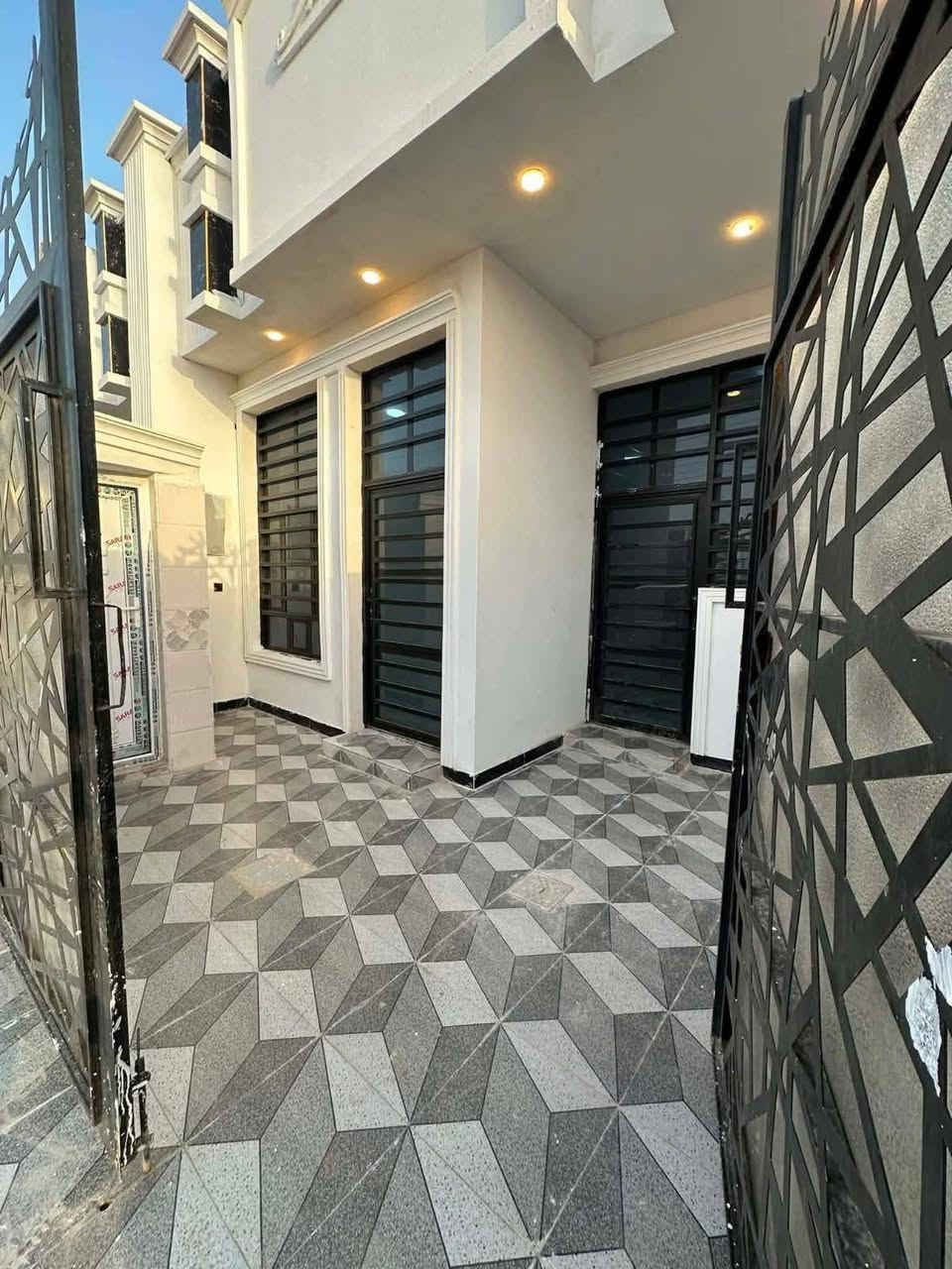 مشتمل للبيع مساحة 125 طابو صرف وجة 6.25 نزال 20 
الشارع 15م وبالوجة شارع 15 م وحديقه
وقريب من الشارع
متكون من غرفة نوم وحده
وصاله
ديوانيه
مطبخ
حمام عدد 2
مناور عدد 2 

يقع في الفلوجة - الشهداء - حي الامين قرب جامع الشهيد اوس الخالدي وقرب مدرسه خور عبدالله ومدرسة النخبة
المشتمل بسمي تحويل ثاني يوم 

السعر: 81 مليون وقابل للتفاوض بيه مجال
للاستفسار : ***********
