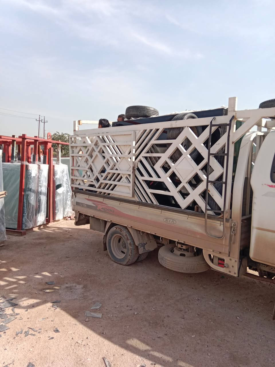 اللهم صل على محمد وال محمد
مخزن المتوكل للزجاج والمرايا ... جمله و المفرد بسعار جيده جدآ
*********** ... ***********
