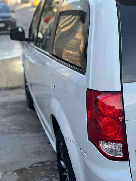 دوج كرفان 2018 Gt مواصفاتها معروفه السياره بيها حادث بنيد أو جاملغ ضربتها خفيفه بدون ايرباك أو باب السلايت أو جاملغ خلفي بيها كلير أو بالعراق شويه من باب السائق فقط السياره تخم تاير صدر امامي خلفي كله جديد أو اي نقص مابيها السياره معروضه 170 شده أو سبعين ورقه أو بيها مجال بصيط ***********
