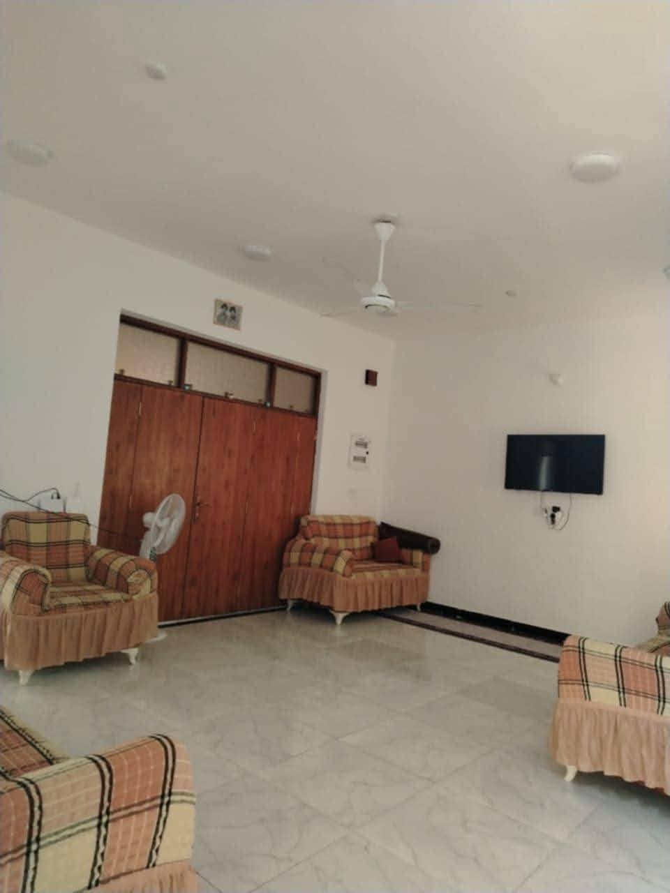 بيت للبيع 200 متر حي الاسرى شارع سكله حجي شامل استقبال مطبخ صاله غرفتين نوم  صحيات داخليه و خارجيه للاستفسار
***********
