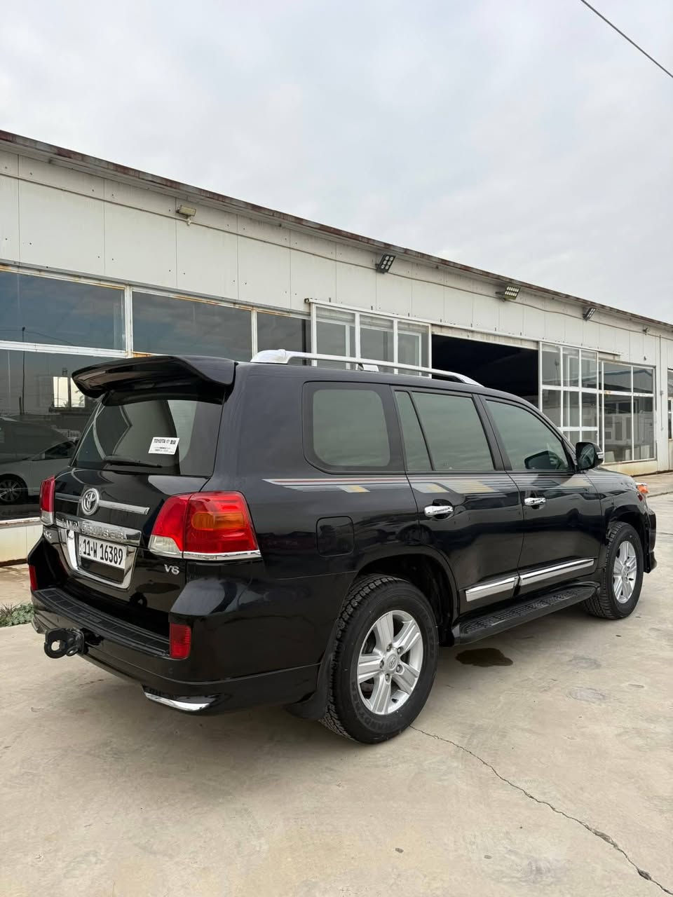 سلام عليكم للبيع لاندكروز موديل 14 ماشيه 187 بيهه بنيد مفتوح السياره 8يرباك 6سلنيدر 7راكب للون اسود رقم بغداد السعر 395 وبيها مجال المكان بغداد الراشديه الاستفسار عل رقم الهاتف ***********
