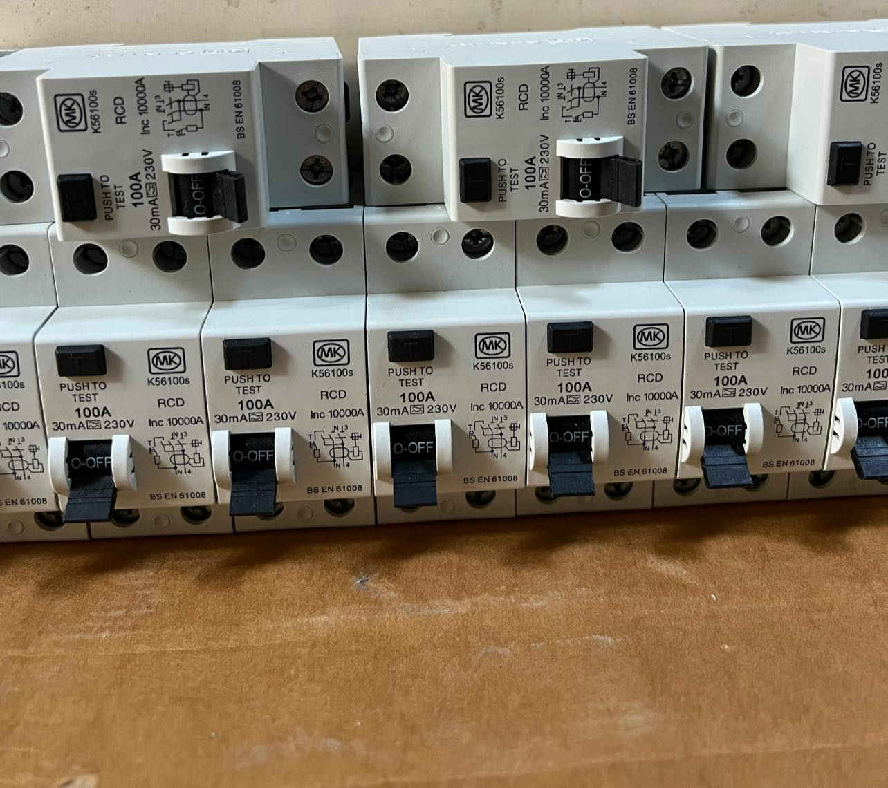 السلام عليكم يتوفر 
جوزه ايرثكج ثنائي Mk ١٠٠ أمبير 👈 ٨ الاف 
توجد خدمه توصيل الجميع المحافظات ***********
