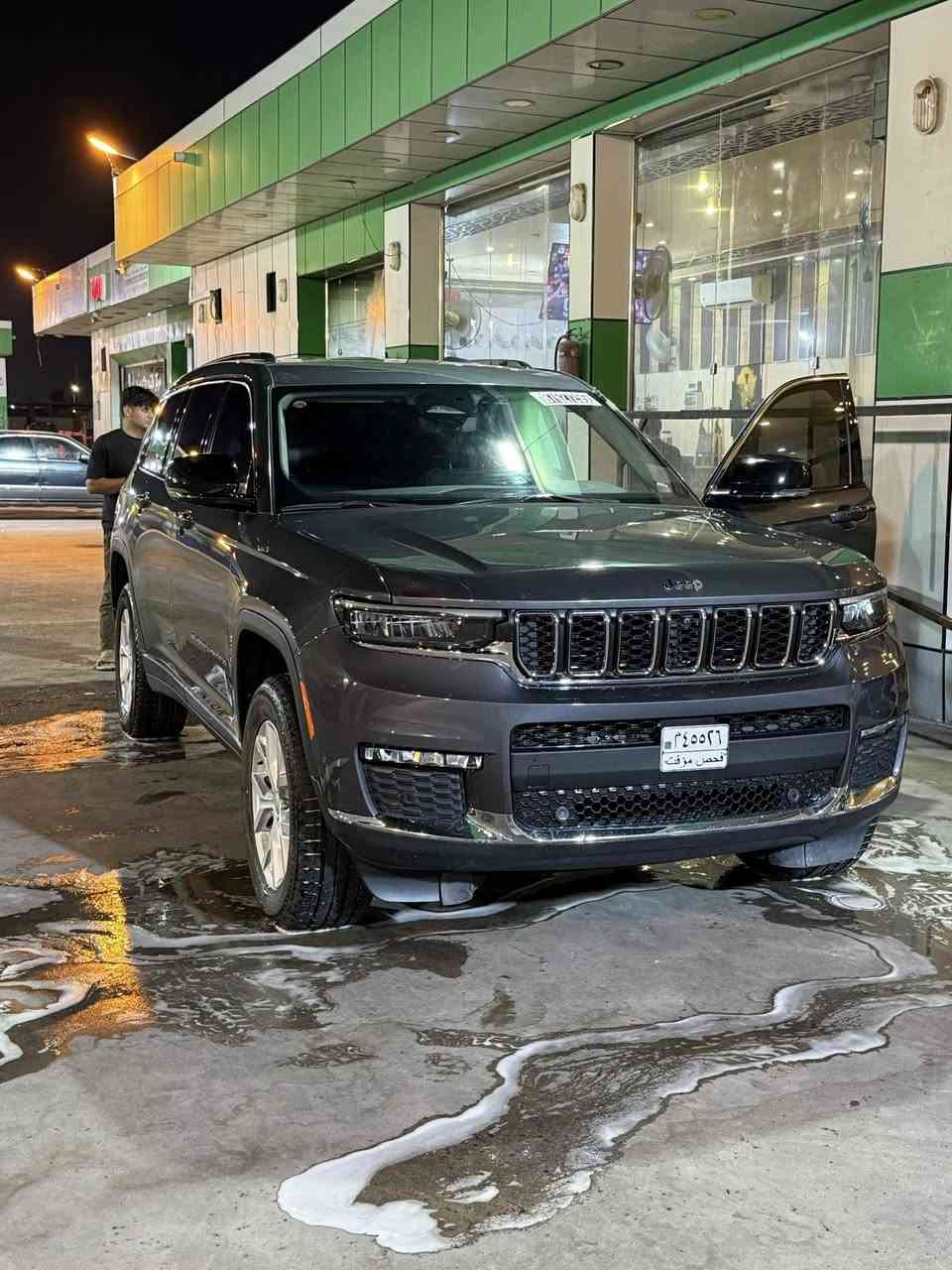 السلام عليكم      للبيع جيب كراند شيروكي لامتد موديل 2023 سبعه راكب منفصل رقم بصره جديد حادثهها كدامك بالصور طخه بالبنيد ومصلحها عنوان بصره *********** صور الحادث بالاخير وارد  امريكي السعر 3شدات
