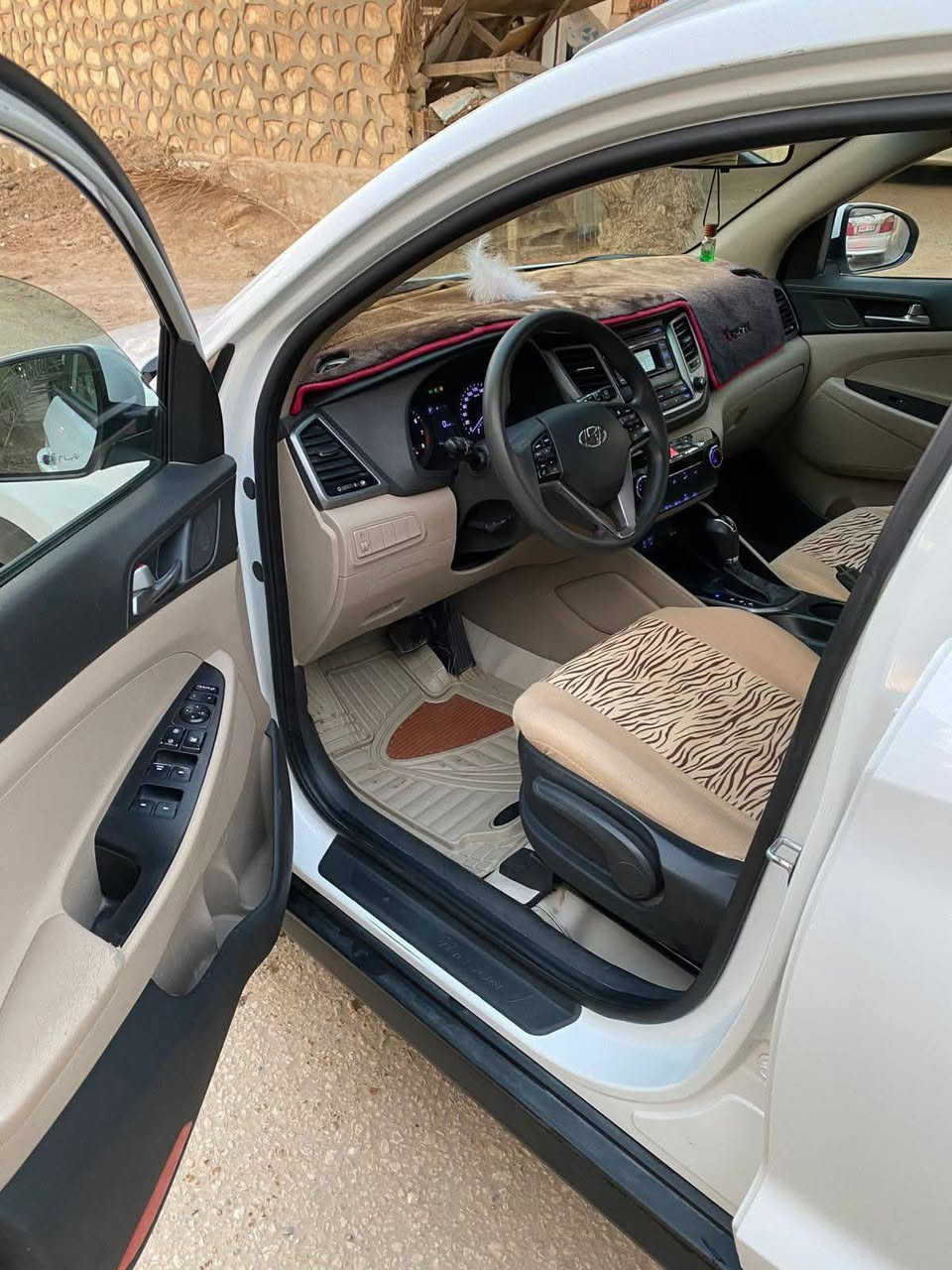 السلام عليكم
توكسان موديل 2016 السياره جديده بمعنى الكلمه كفاله عامه ما عدا شخط بالجاملغ الخلفي موضح بالصوره رقم دولي  السعر 165 وبيها مجال مكاني النجف الكوفه ***********
