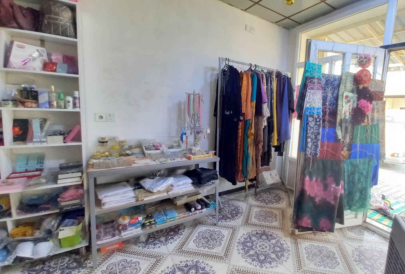 رفوف للبيع الطول 6 ونص
وغراض محل تصفية للبيع بنص السعر
مع رفوف وستاندات

تواصل واتساب ***********
