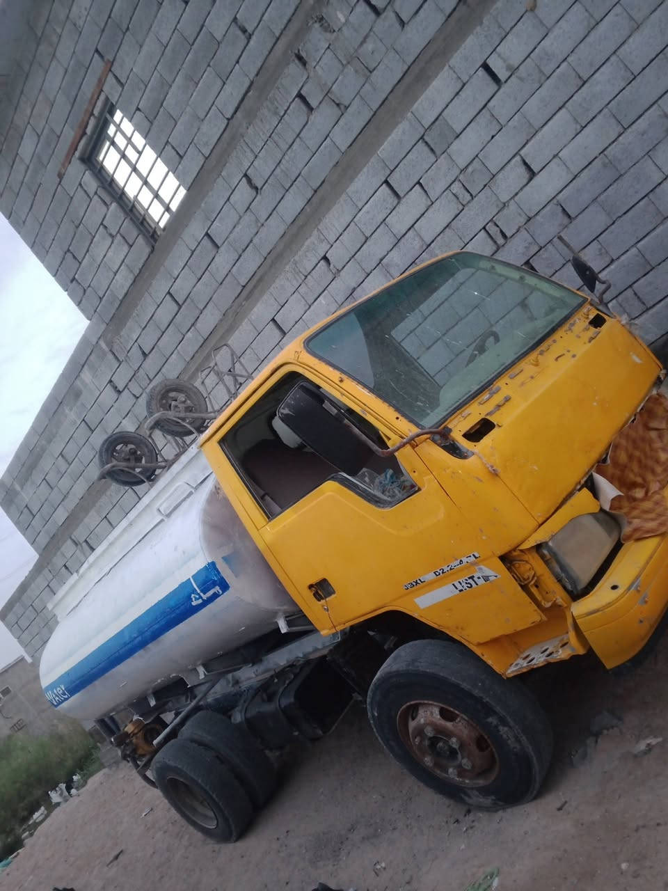 سلام عليكم دنكريحتوي على5ونص طن ماءمكينة نضيفة گير نص المكان بصرة گرمت علي السعر25وبي مجال التواصل ***********
