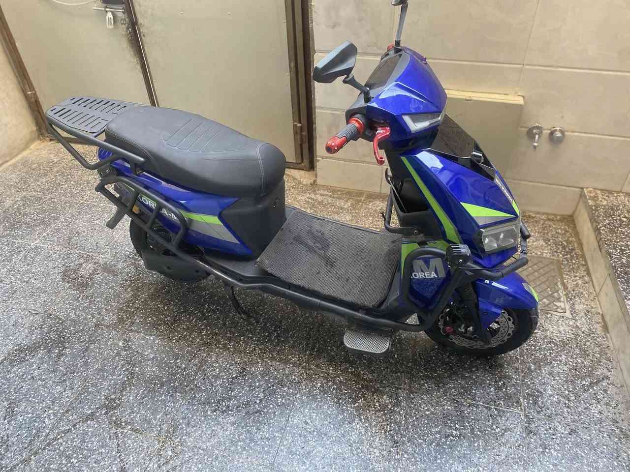 البطاريات: تحتوي على 6 بطاريات نوع (ونلي WINLEE) الأصلية (أداء قوي وثبات عالي).
المسافة: تقطع 40 كم بالشحنة الواحدة بسبب برودة جو من يدفى الجوو توصل اكثر البطاريات سوبر .
السرعة: تصل إلى 90 كم/ساعة مع نظام 4 سرعات (نمر).
الإضافات: درع حماية كامل محيط بالدراجة + إنارة LED قوية جداً + كشن طبي مريح للمسافات الطويلة
سويج 2 وبصمة تشغيل عن بعد  2 وكارت باركود تشغيل 2.
الحالة: استعمال بسيط جداً وبحالة ممتازة.
السعر: [700] (بيعة سريعة لظرف خاص).
المكان: بغداد - [مدينة الصدر ].
للتواصل: [***********].
