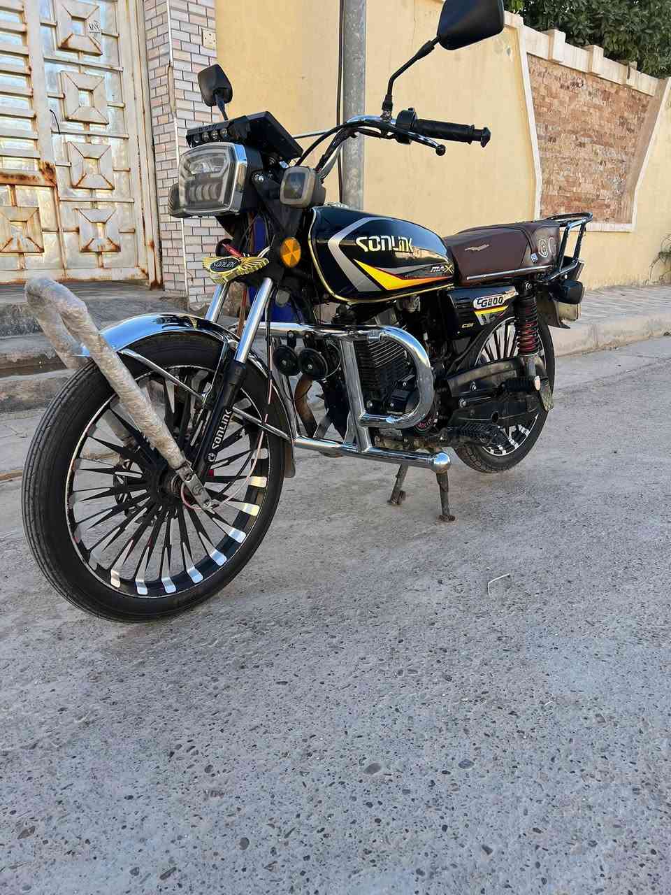 السلام عليكم 
إيراني سولنك ماكس 
محرك 200cc ضاغطه وزنجيل 
بدون اوراق 
دراجه مكفوله نقصها العنبار مال البريك الامامي و وحده من الدواسات الخلفيه طاكه 
سعرها 800 الف رجاءً مو شراي لا تخابرني
عنواني الفلوجه مجمع الرحاب
*********** 
متواجد خاص
