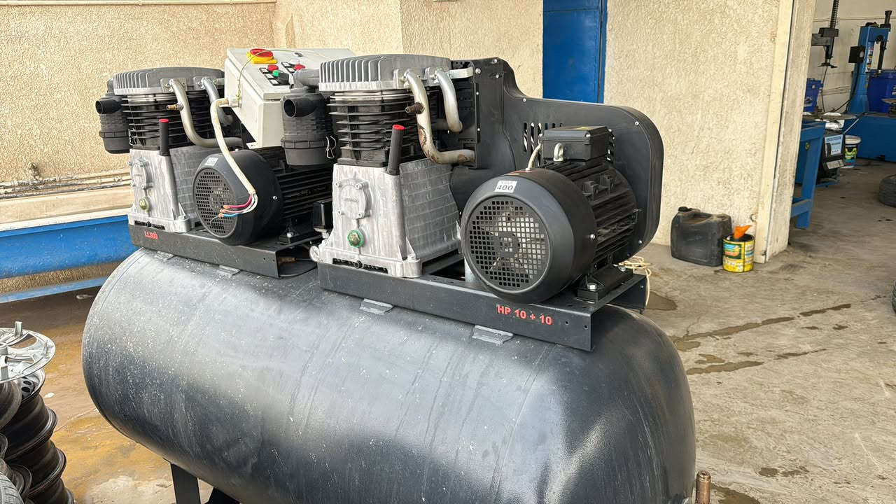 السلام عليكم كمبريسر إيطالي دبل ماطور دبل ظاغطه ماطور 10 حصان حجم البطل 900 لتر ايطالي. 
هاتف//(***********)
