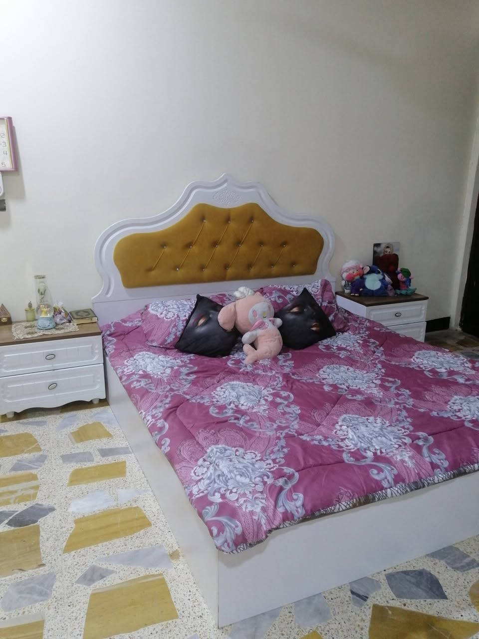 🌸 للبيع غرفة نوم كاملة بحالة جيدة 🌸
تتكون الغرفة من 6 قطع:
✅ سرير مجوز بتصميم أنيق ومميز
✅ دولاب كبير 6 أبواب مع مرايا واسعة
✅ تسريحة مع مرآة ثلاثية
✅ مرآة جانبية مستقلة (طول كامل)
✅ كومدينة عدد 2

💰 السعر: 500 وبيها مجال 
📍 دوميز 
📩 للاستفسار والتواصل يرجى مراسلتي على الخاص


**إذا كنت صاحب هذا الإعلان وتريد حذفه لأي سبب، رجاءا أرسل رسالة إلى الدعم الفني**