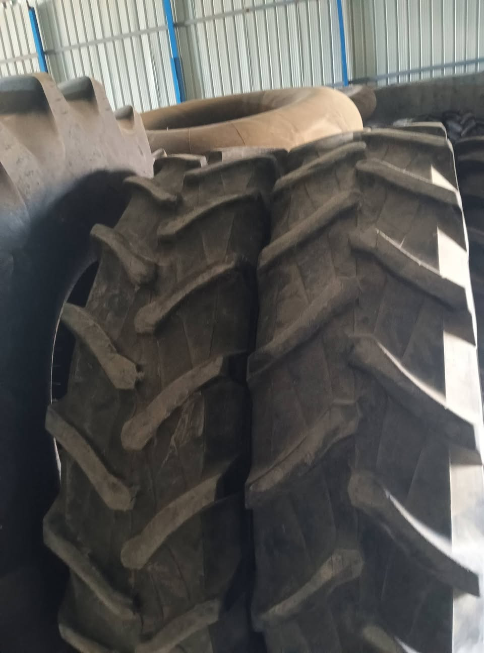 340/85R38
زوج اطارات مستعمل ايطالي مال بليروس  نضافتهن 75/100  للبيع
في (مجمع ابو شعلان للاطارات الزراعيه والصناعيه )
(محافظة بابل ـ ناحية الشوملي ـ  طريق شوملي دغاره -مقابل مدينة الروان السكنيه ـ بعد سيطرة ابا ذر ب50 متر)
***********
