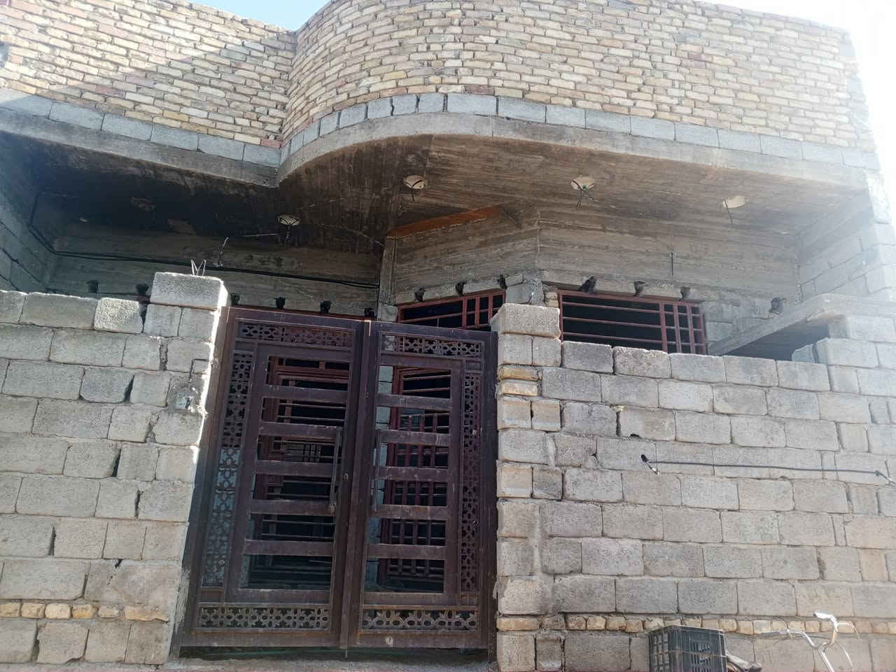 بيت للبيع قرب العنب مساحه 120طابقين كامل مجاري كهرباء ماء يتكون اتكون من غرفة وصالة ومطبخ الطابق الثاني غرفتين وحمام بس السكف مكامل  الاتصال على صاحب البيت موباشر ***********
