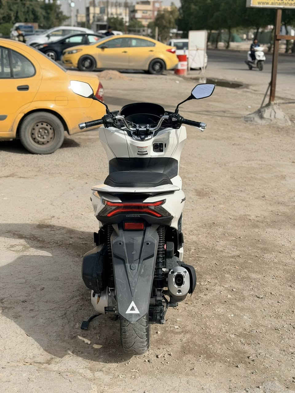 السلام عليكم
Pcx جيل الرابع 
ياباني-ياباني  
ماشيه ١٧ ألف 
دراجه نظيفه 
بس بيها كفرات شوي ضرر موضحها بلصور 
سعر الدراجه 
25$ وبيها مجال بسيط 
*********** 
رقم الهاتف ☝️
عنوان -بغداد -البياع -شهداء البياع
