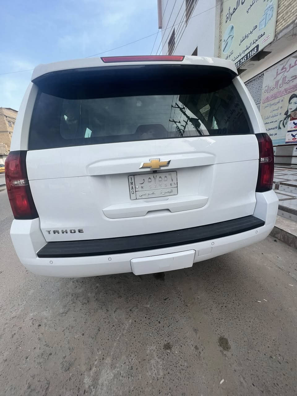 السلام عليكم 
تاهو 
2017 
وارد خليجي مكفولة من الضربه و الصبغ 
كير مكينه ما مفتوح مكفولات 
تخم تايرات جديد 
تبريد منضومه كامله جديده 
السيارة رقم بصرة بسمي تحويل شوكت ما يعجبك 
السياره بيها جاملغ خلفي بي بارد معدله درجه اولى 
الباب خلف السايق مبدل اصلي نفس اللون و بيها مكانين بارد
السيارة ماشيه 145 قابل لزياده 
مكان السيارة البصرة 

السعر 345 وبيها مجال 
الاستفسار اكثر ***********
