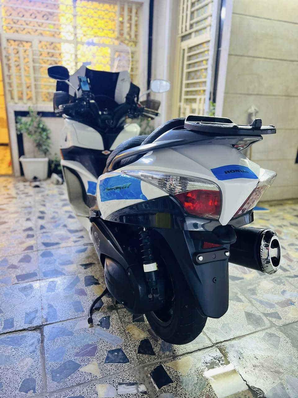 اللهم صل على محمد وآل محمد 
الي يدور جديد وكفاله عامه يتفضل
سلفر ونج جيتي 600 
دراجة جديده كلش بحالة الوكاله ماشيه 22 
فول مواصفات شرط معدلها تعبر 180
سكيورتي 
جامه قطعتين ام الزعانف وتصعد وتنزل 
تدفئه 
اوفر
 كامره داش كام بلادي
جي بي اس تحديد الموقع
منفذ جداحه عدد 2
ستان حساس
مصدات هوائيه بلادي
كاسحه 
لايت عالي زنون
دهن امزويل
بانزين بس محسن
واستخدام جداً شخصي 
بيها فقط 3 شخوط بسيطه كلش ومكحلات حته مامبينات مال حاويه
مكاني بغداد
***********
