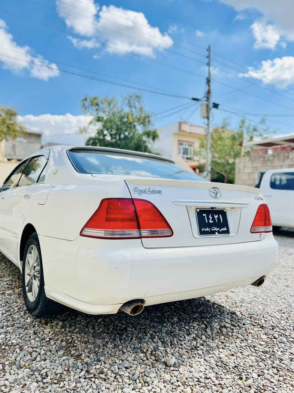 بەناوی خوا شاینە مووس١٨٠
بچوک بەبچوکی کەم بەنزین خؤر
بئ بۆیاخی ئەوروپاو عیراقیش
شاشە و کامیرە و حاسە
ناوزەرد دەشتو ناوی لۆک📦
دوو دوگمە ویل نەوتی.
شوین کەلار 
***********
