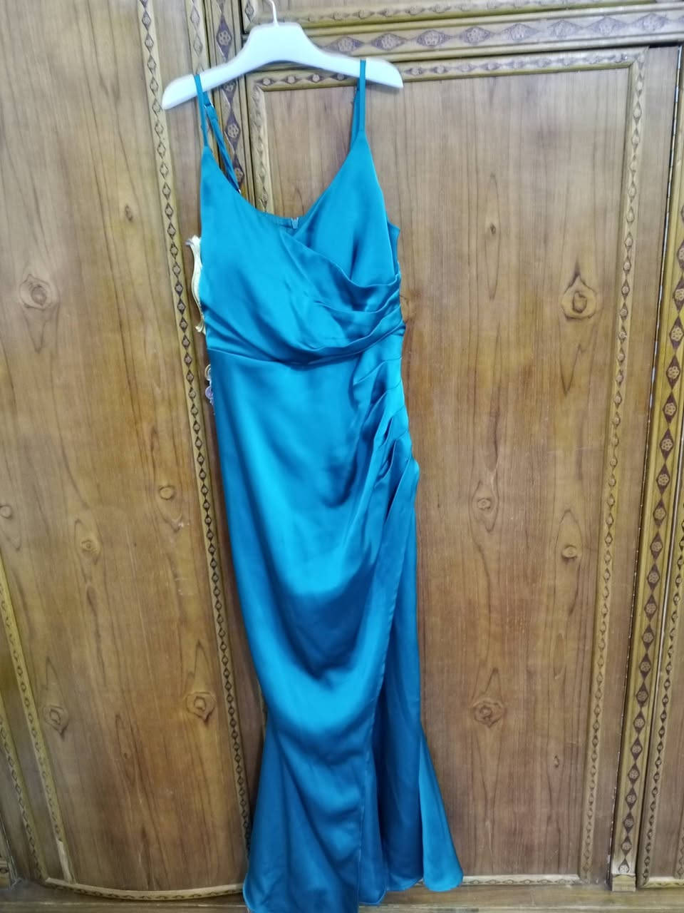 السلام عليكم فساتين للبيع الرقم للتواصل عل واتساب،***********
