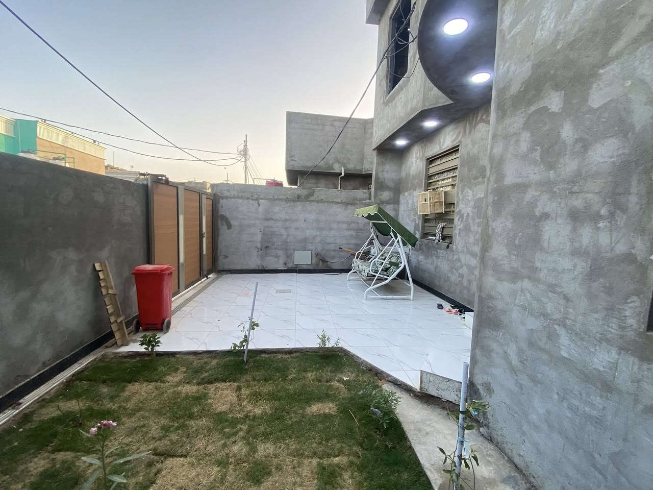 سلام عليكم بيت للبيع البيت طابقين يحتوي ع ديون ومطبخ وهول وصحيات وفوك غرفتين بعدهم مكاملات العنوان ألجزيره باب الهوى شارع 33 نزله ساده غريب ع شارع سعر ب130 وبي مجال قليل مساحته 233   
رقم ***********

