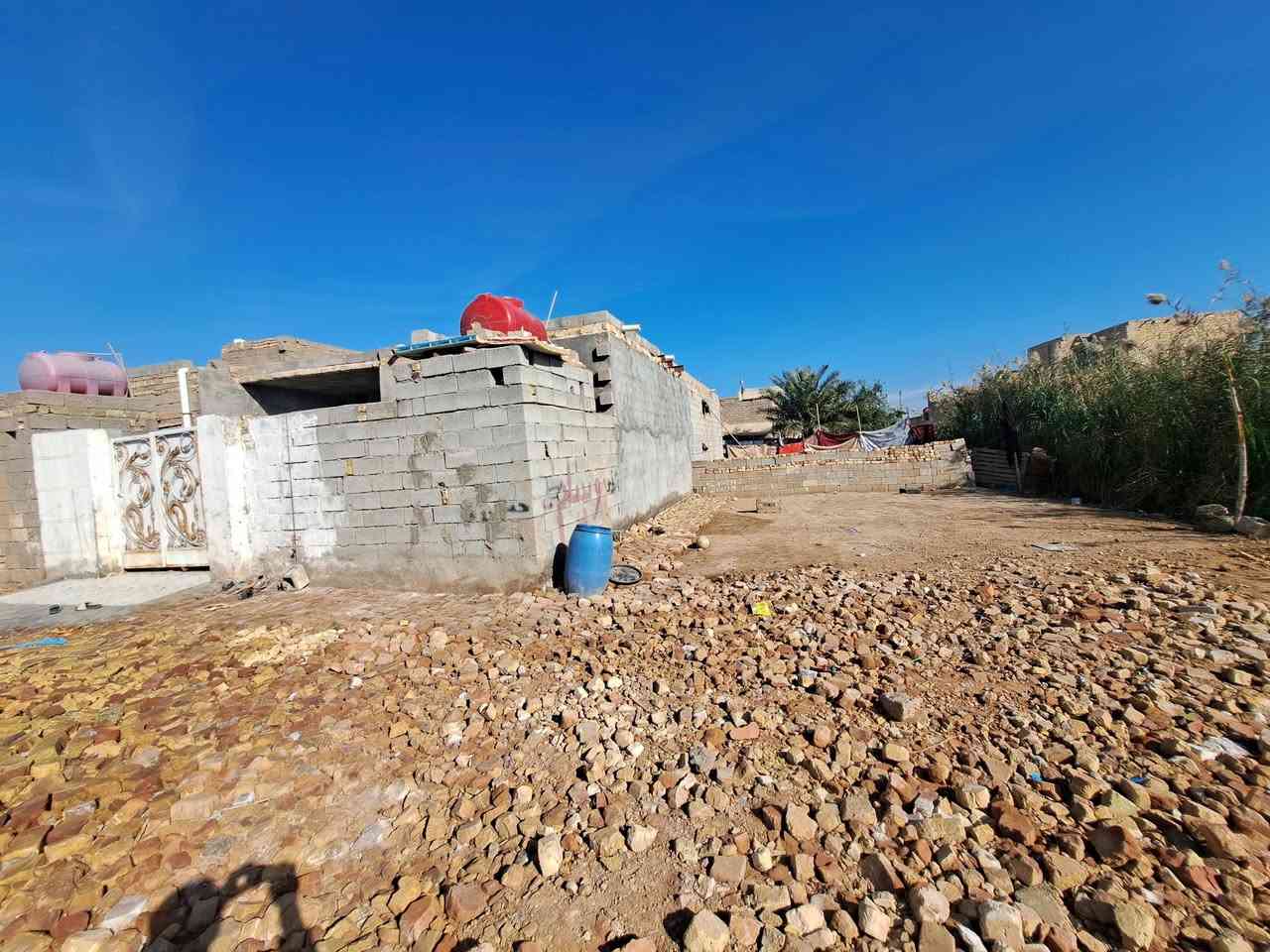 سلام عليكم بيت للبيع زراعي لعنوان ابوشطيب بيت تكون من غرفتين وصاله ومطبخ وديوانيه زادقطعه الستفسار ***********٩
