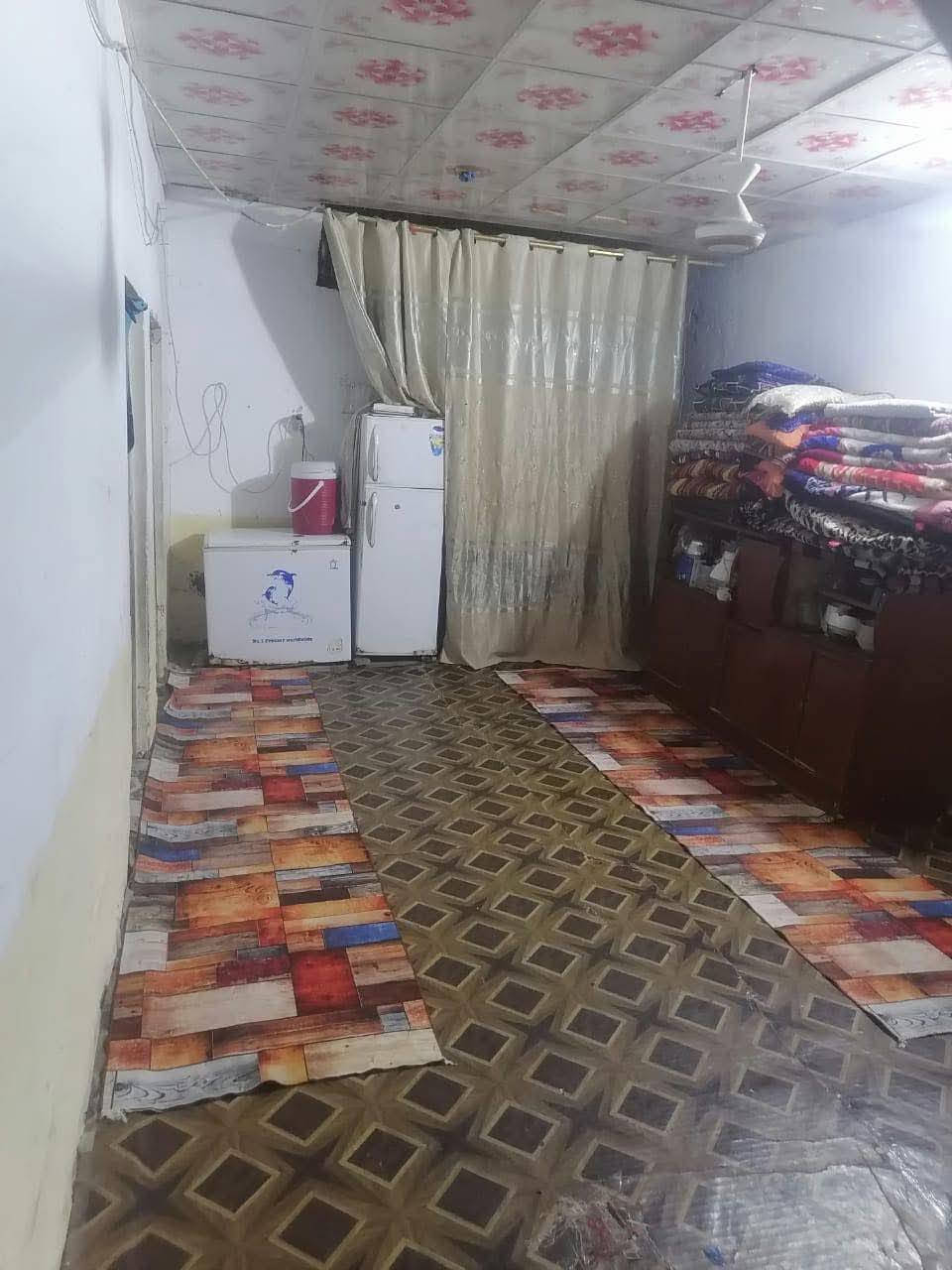بيت مساحه ٢٠٠ متر  غرفتين نوم وهول ومطبخ ومجمع صحيات ومحل فرن صمون وركن شارع تبليط بل باب ابو غرق حي البتول قرب حسينيت ام البنين تبعد عن حله كربلاء 100متر الشارع العام حله كربلاء وسعر مناسب ‭0785 366 5234‬ هاذ رقمي شباب اتصل وبيك خير ودلل وبسمي البيت
