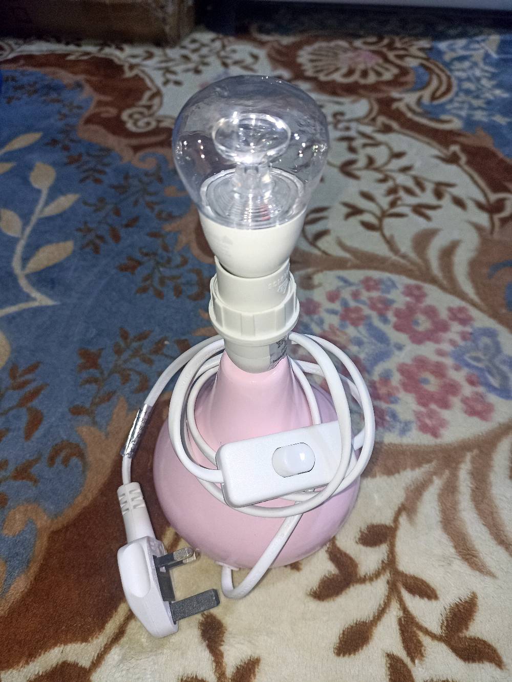 أنا أعرض مجموعة متنوعة من البضائع للبيع، تتضمن جهاز بروجيكتور LED بحالة ممتازة شامل صندوقه الأصلي والريموت، كرسي استرخاء مريح مثالي للنزهات أو حديقة المنزل، ماكينة حلاقة كهربائية مع ملحقاتها جاهزة للاستخدام، مسند سيارة متعدد الوظائف بحالة جيدة يحتوي على مساحة تخزين وأماكن للأكواب، مكواة بخار يدوية نظيفة وقوية للأقمشة، فرشاة شعر كهربائية تُسهّل التصفيف والتجفيف في آن واحد، مكواة كهربائية حديثة بحالة جيدة، منظار مع حقيبته لحماية العدسات وسهولة الحمل، وأخيراً مصباح طاولة بتصميم أنيق. جميع الأدوات بحالة ممتازة وجاهزة للاستخدام الفوري.