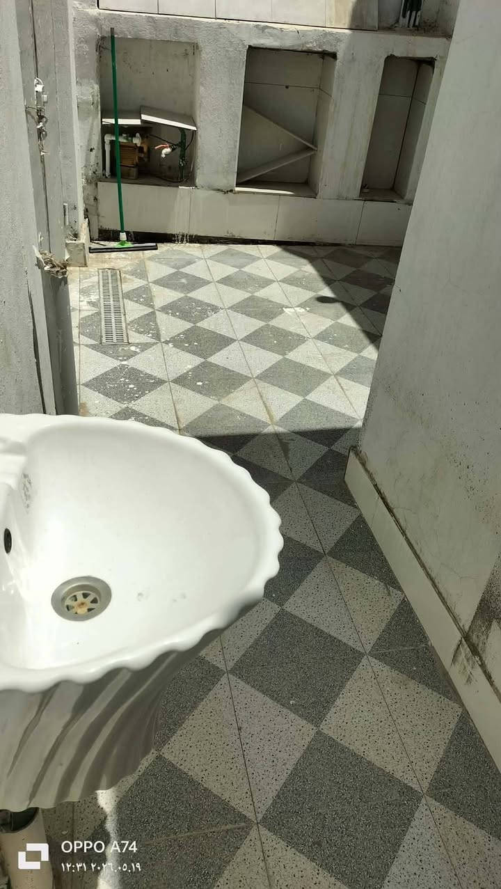 بيت المساحة 💯 مترطابو سند 25 بناء حديث طابوك واعكادة درجه اولى يحتوي على غرفه استقبال مطبخ صاله بدون قاطع بيتونه صحيات خارجية وداخليه الأرضية بورسلاين شبابيك بي بي سي الموقع قرب مستشفى القاسم خلف مطعم الفهد متوفره ماء كهرباء شارع قريب على الشارع العام. لاستفسار اتصل على هذا الرقم ***********
