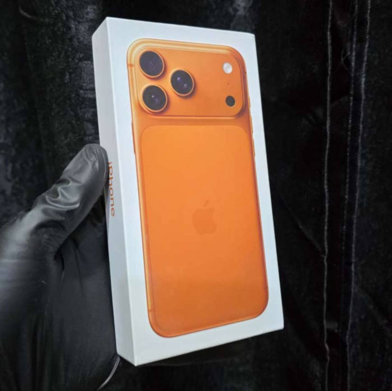 السلام عليكم ايفون 17 كوبي بس مفتوح الكارتون للفحص ما تميز الاصلي عنه ويا شاحن و عدسات و كفر ماكس سيف شفاف سعره 180 للتواصل على الرقم ***********
