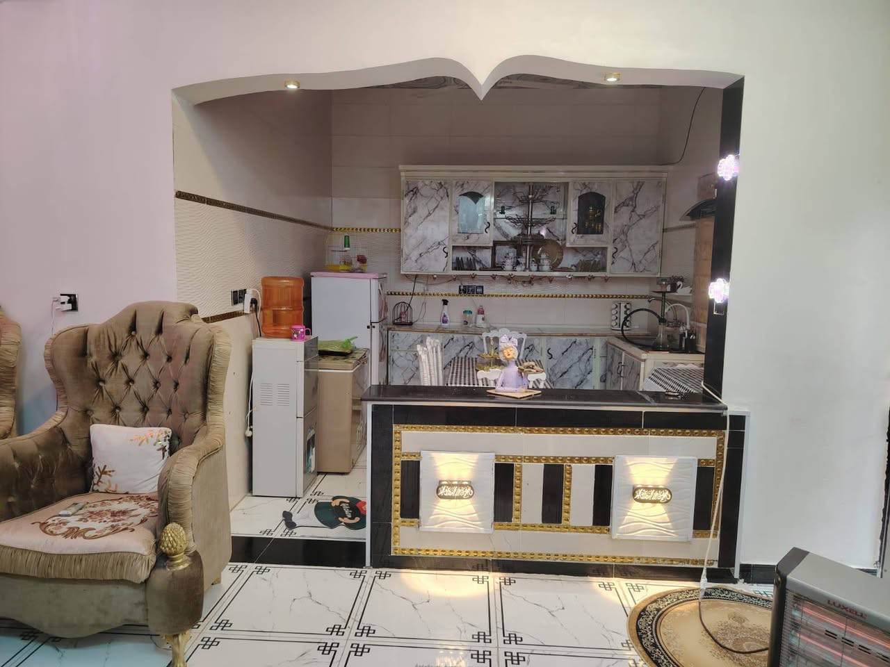 150 متر بي ورا البيت حديقه صغيره و مطبخ حراري ع طول البيت 13 طول العرظ مترتين و نص
سعر 67 بي مجال قليل
شارع الملعب كله تبليط قرب مدارس صقر روضه يمي مستوصف مدارس ابتدائي ومتوسط وثانوي للا ستفسار تواصلو معنا عبر الواتساب  ***********
