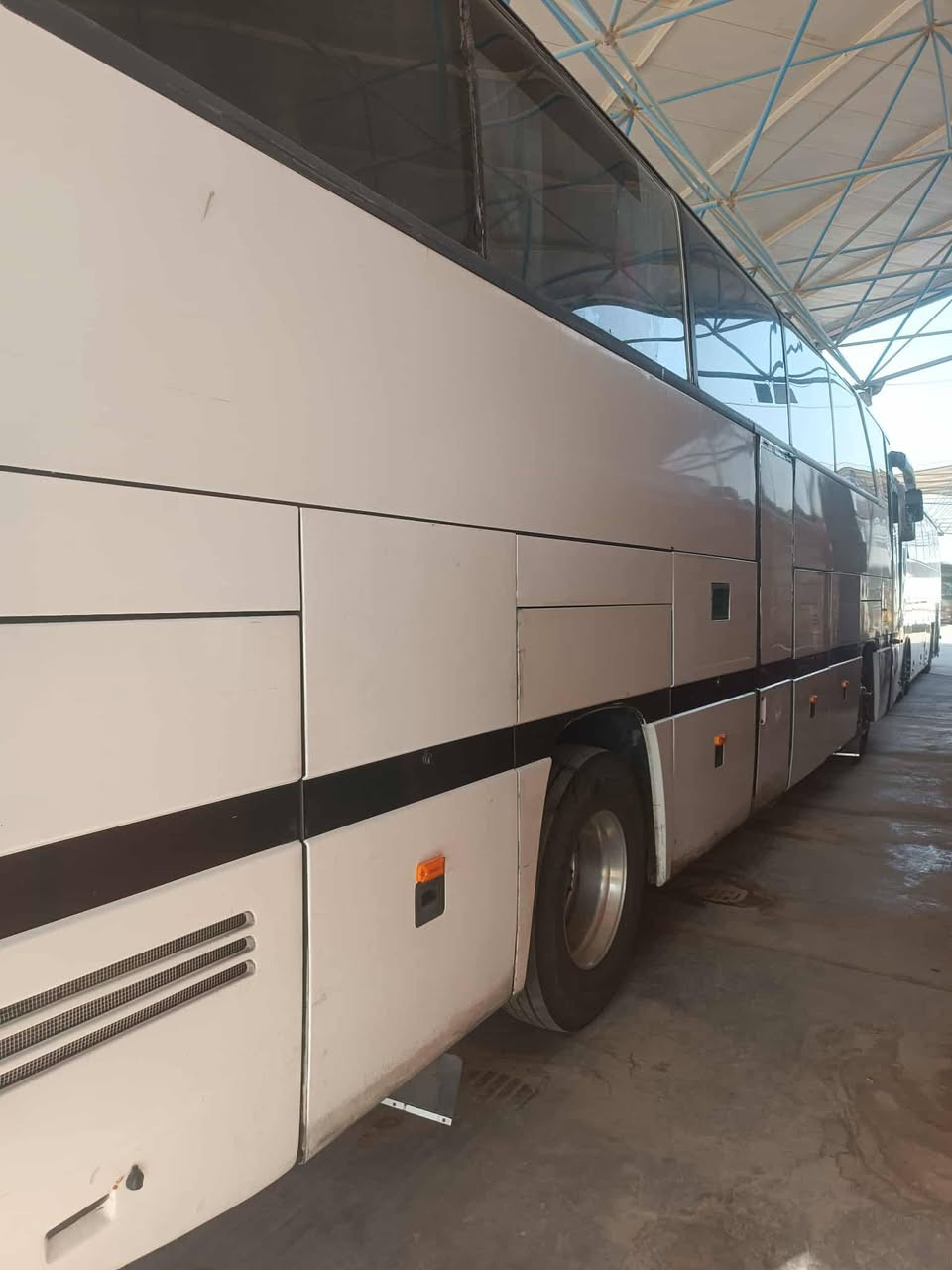 سلام عليكم 403 للبيع سياره جاهزه للعمل مكينه بيه خيط بخار بدون تنقيص كير جديد حداديه  تبريد شبح جديد بم نوزلات جدد  بدون *********** استفسار عل رقم سعر 85 وبيه مجال
