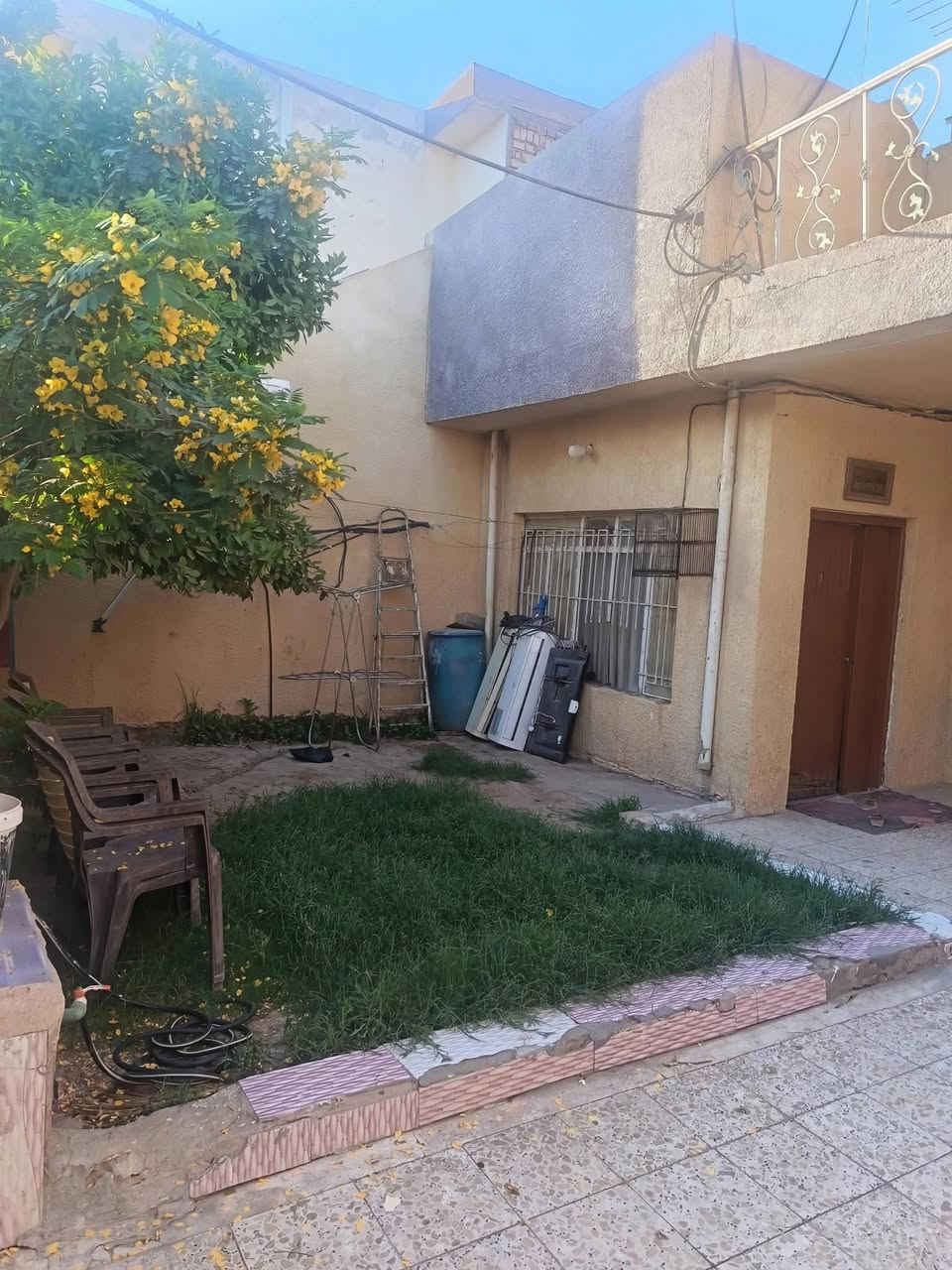 للبيع دار سكني
📍العنوان: منطقة أنوار الصدر الثانية – شارع المختار مندوب
📐المساحة: 200 متر
🔹 يتكون الدار من:
▪️ كراج
▪️ حديقة
▪️ استقبال
▪️ مطبخ
▪️ 3 غرف نوم
▪️ هول
🔹 الطابق الثاني:
▪️ غرفتين بقياس 6×4
▪️ مجموعة صحيات مشتركة
دار مرتب وموقعه قريب من المدارس و مزار السيد محمد أبو الحسن السابسي للاستفسار ***********
