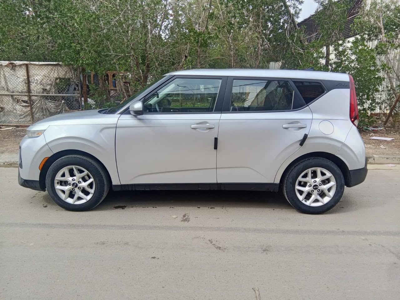 السلام عليكم كيا صول موديل ٢٠٢٠ وارد امريكي حادث بنيد وجاملغ سونار منشور مكينة ٢٠٠٠ كير اي تي ماشية ٤٦ العنوان بغداد الامين الثانية شارع النواب الرقم *********** السعر ١١٢ وبيه مجال شي بسيط
