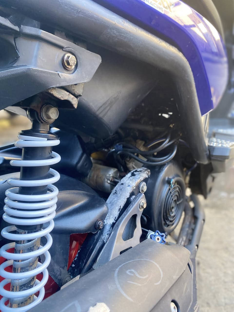 السلام عليكم دراجه جبلي الدراجه محركها خير من الله شلعه و معدل الدراجه نكره سلف بكل وقت كيج سرعه كيج بانزين كله شغال عالي ناصي أشاير بك لايت كلها شغاله الدراجه نقصها بس سواده مال هندر و سبايدر الدراجه بيها ستيرن رياضي و دشبول رياضي السعر 800 وبيها مجال حك الجيه المكان الغزاليه شارع المركز الرقم ***********
