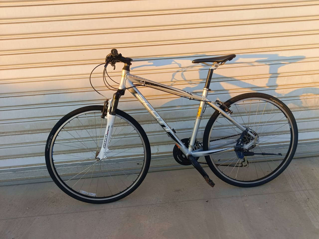 السلام عليكم اخوتي دراجه ماركه SCOTT غني عن التعريف c700 الحجم 28 الفريم m الدراجه بحاله جيده 
دبل امامي تايرات بونتريكر 28c العرض سستم شيمانو 3/8 
السعر 230 للاستفسار *********** واتس اب العنوان موصل معرض الفهد يوجد خدمة توصيل
