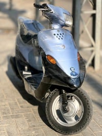 دراجة نارية للبيع، بحالة جيدة ومغلفة للعرض. مثالية للمشاوير اليومية. ا...