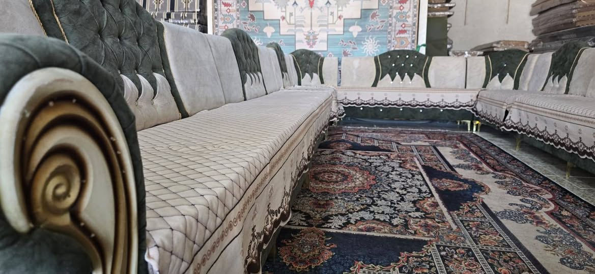 تخم ديوان تسكام ١٥ متر ٢٤ نفر عدا الزوايا مستعمل نضيف جدا مقعد بلوك اسود والخشب جام روسي مع تلبيسه قماش درجه اولى مثل ما واضح بالصوره سعره ٥٥٠ الف 
العنوان نجف حي الرحمه شارع٢٠ مجمع العائله او مجمع ابو محمد مقابل مكتب ابو رعد الدلال ***********وات ساب
