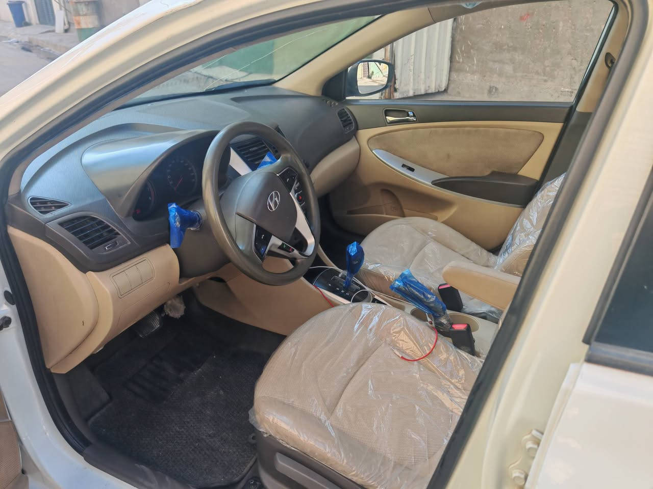 السلام عليكم اكسنت 2012 بلو للبيع السيارة جهزة ماعدة الصدر الخلفي يرادلة ترتيب امة البقي جديد كير محرك تبريد كلة جديد شرط السيارة بيهة جملغ خلفي بدون حوض بس من برة الضرر جملغ وبدلت قبق صندوك بس ذن ضررهة السعر 95 العنوان بغداد الهياكل الغزالية 
التوصل  ***********
