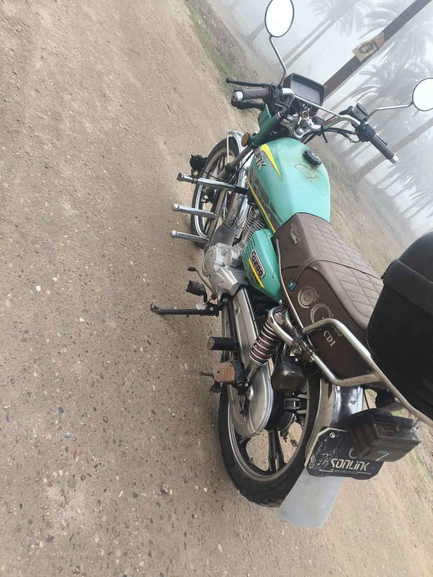 سلام عليكم دراجة سيفان سويلنك موديل 24نضيفئ كلش اشاير لايت عالي ناصي كلشي شقال اشاير محرك. 200 مكفول كلشي شقال السعر 700وبيهة مجال المكان اطراف الشعلة ببراهيم ابن علي ***********
