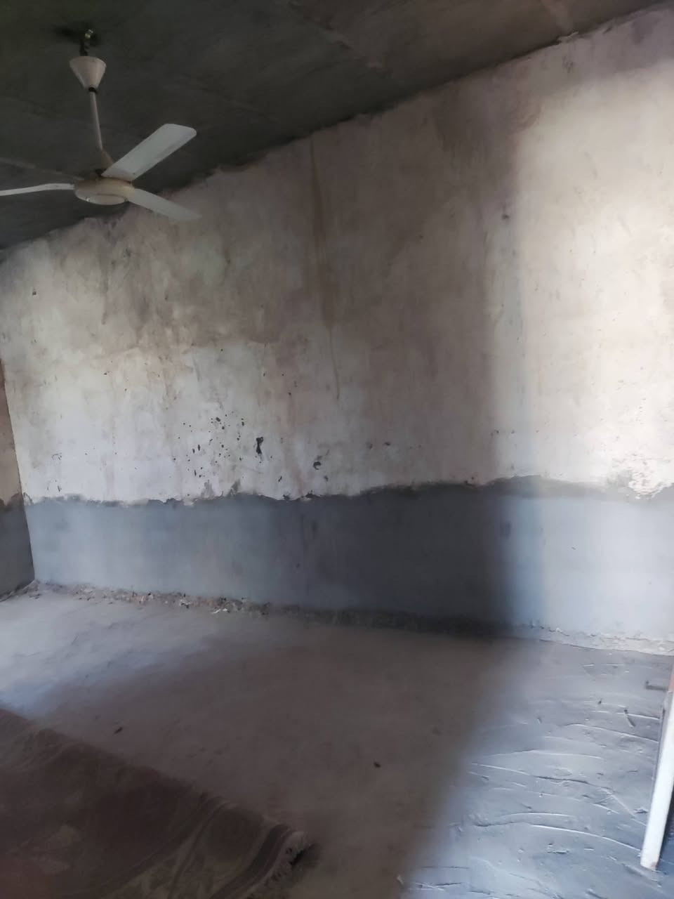 بيت للبيع سند 25 او مراوس بسيارة 
العنوان بيت 100متر بناء غرفه وصاله وحمامات  
كامل الخدمات ماء كهرباء  مولده  تبليط  العنوان نجف شارع كربلاء نجف عمود 188 موقعه جدا راقي السعر 10 وبي مجال للاستفسار على الرقم ***********
