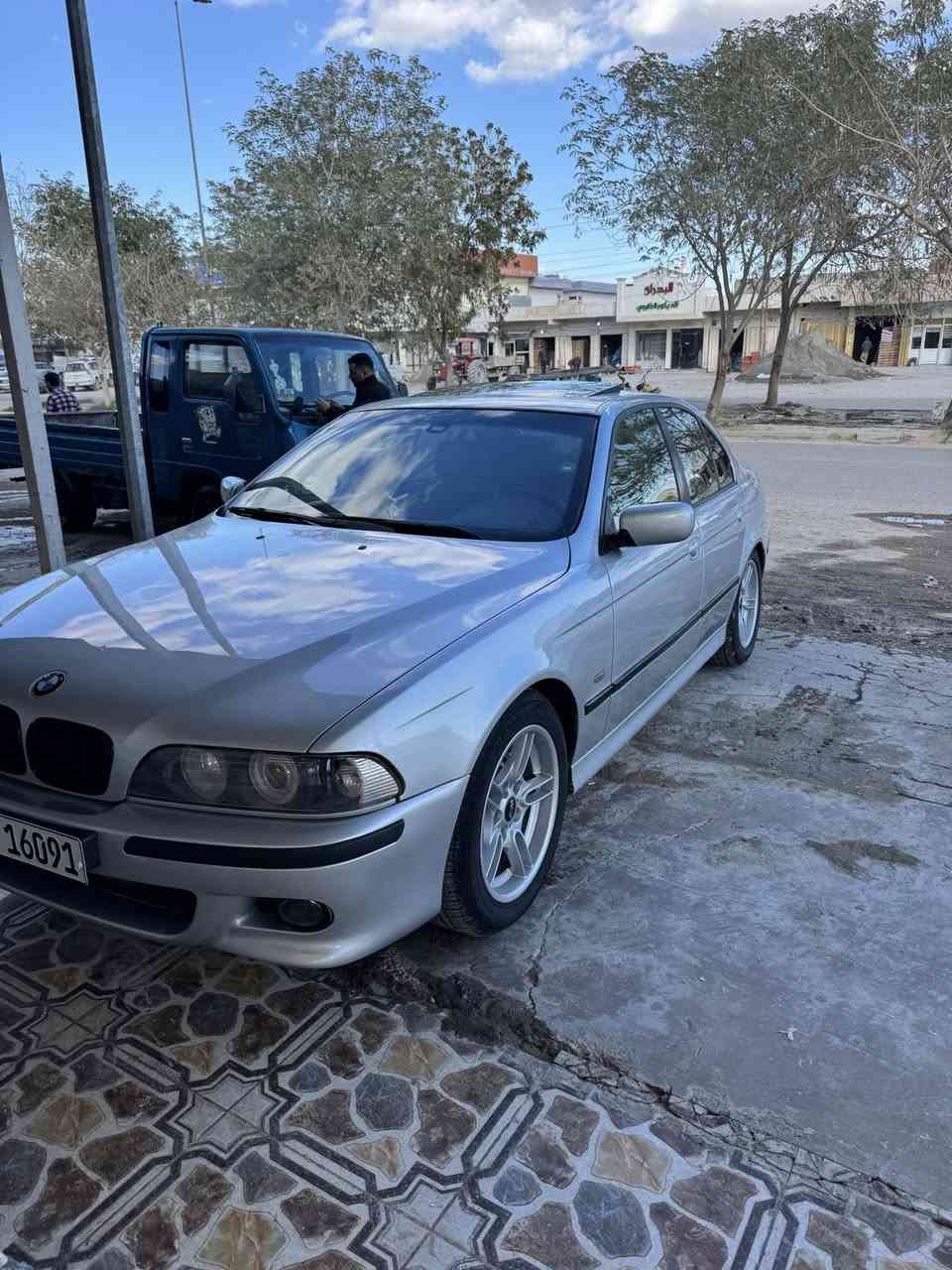 BMW 528i للبيع
موديل 1998 – تك ڤانوس

📍 رقم أربيل – باسمي
📆 سنوية سارية لغاية 2030

⸻

🔹 حالة السيارة:
▪️ مكفولة كفالة كاملة من الگص، الضربة، والمعجون
▪️ الصبغ للجمالية فقط
▪️ دعاميات أمامي وخلفي M
▪️ ويل تخم M
▪️ حدادية أمامي وخلفي نظيف جدًا
▪️ فتحة سقف
▪️ لايت ناصي زنون أبيض
▪️ لايت عالي زنون شمسي
▪️ جام أوتو
▪️ شاشة + كاميرا خلفية
▪️ شاشة الأعطال صفر مسج
▪️ السيارة على وضع البلاد، ما تحتاج أي شي ومال جناي

⸻

🔹 المكينة والگير:
▪️ المكينة والگير مكفولات
▪️ گير أوتوماتيك + عادي S
▪️ جاهزة للسفر والمشاوير الطويلة
▪️ ترايك وين ما تريد بمشيئة الله

⸻

🔹 الصيانة والتجهيز:
🛞 تايرات تخم جديدة
🔧 بلكات جدد
🔩 فيت بم جديد
⚙️ تخم رولات وقوايش
🥏 فلانجات 
⛽ أدامة كاملة لمنظومة البنزين والاحتراق

⸻

🔹 غرفة السيارة:
▪️ كشنات M تحكم كامل كهرباء
▪️ مثبت سرعة

⸻

✨ سيارة نظيفة، جاهزة للاستخدام، وبدون أي مصرف

السعر: 17 وبيها مجال

📍 مكان السيارة: صلاح الدين – سامراء
للاتصال: ***********
