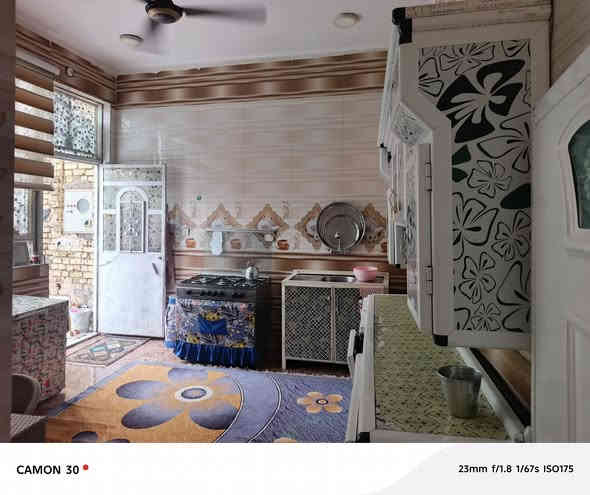 السلام عليكم 
بيت زراعي مساحه 200للبيع بناء حديث قابوق وكونكريت 
متكون من غرف 2 وصاله وديوانيه وصحيات داخليه وخارجية بيت كامل مثلا ماموضح ب الصور 
عنوانه منطقه السبل قريب ع الشارع العام قرب ديوان حجي حميد الزيرجاوي 
السعر 125 وبيه مجال 
***********
