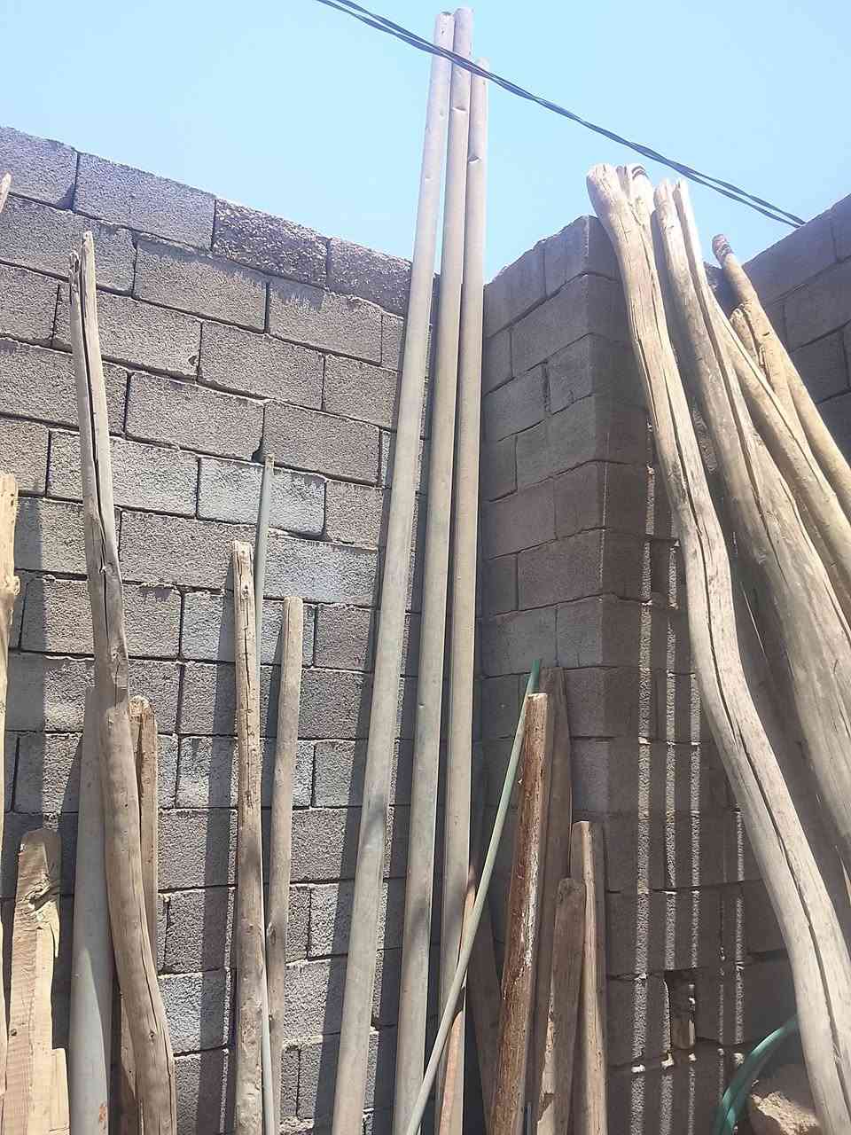 ثمانيه اعمده خشب وثلاث حديد واكون وياه‍ن خمسه إكصار وشباكين طولانيات ماصورته‍ن للبيع ***********
