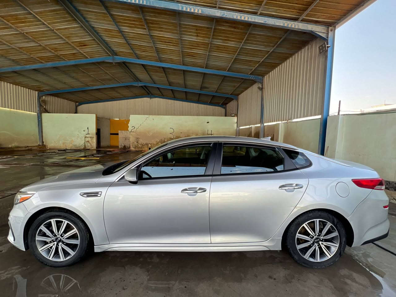 كيا اوبتيما 2019
وارد امريكي
صور الضرر مرفقة
جاملغ خلفي وقبق صندوق رجعن بارد على وضعهن من سنة 2021 
وصار بيها ضرر ابواب ثنين جهة الراكب وتبدلن نفس اللون
السيارة لحد الان بدون صبغ (شي بسيط جدا بالدوسة)
مواصفات عادية FE
كير ومكينة وتبريد وصدر وكهرباء كلها مكفولة وبدون نقص
حساس حجر البيئة مأشر  على وضعها معيوفة من اشتريتها 
ماشية 65 الف ميل 
بأسمي اربيل
السعر 140 وبيها مجال
مكانها بغداد او ديالى

+964 772 349 0336
د.علي
