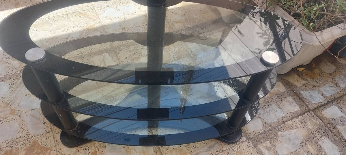 ميز تلفزيون نظيف السعر ٣٥ الف المكان بغداد حي البنوك ***********
