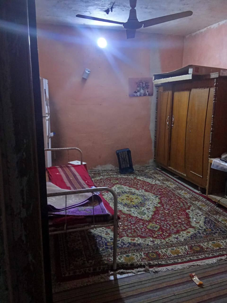 السلام عليكم بيت للإيجار سعره ٤٠٠
مساحه ١٠٠م  يحتوي على غرفه نوم واستقبال ومطبخ وصحيات موقعه الشرطه الرابعه نهاية شارع  البالات للاستفسار‏‪***********‬‏
