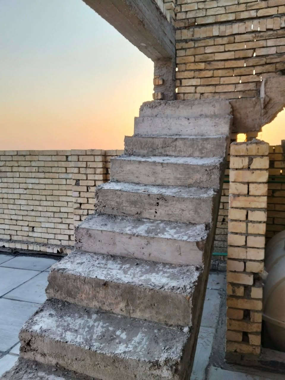 السلام عليكم للبيع بيت هيكل بل زراعي مال حي الامين الثانية الزراعي مقاطعة 2على 8 فرق  بيت عن 2على 9 مدفوع اشتركات كهرباء أو ماء طابو صرف سند 25 الموصفات موضحه بل فيدو بناء حديث 5 غرف نوم من عده الاستقبال 4 حمامات قريب على مشروع المدارس المشروع راح يتنفذ  المساحه 100 متر 5في20  امطبك.اشتايكر.جديد. امسس.كهرباء.او ماء عوزه بس ابياض او كاشي السعر 120 او بيه مجال رقمي ***********/***********
