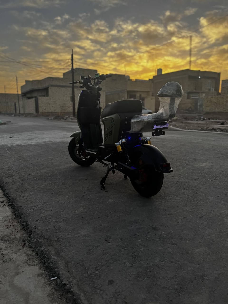 سلام عليكم دراجه شحن R9 بعده جديده صارله اشهر من طالعه من لوكيل سعر 500وبيه مجال  رقم***********
