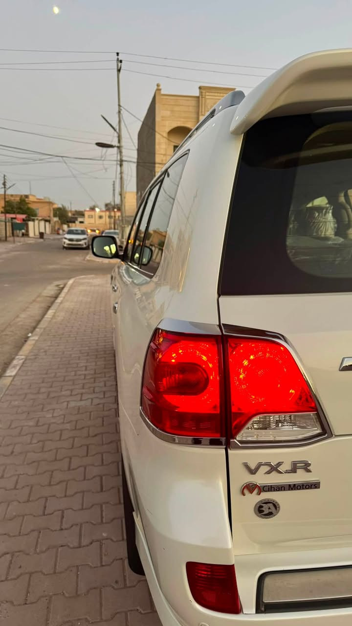 #حجي__هاي__5700
السعر / 396 وبيه مجال 

تويوتا لاندكروز 2015 vxr v8 بريم لمتد 

الممشى:216 ألف كم - ممشى وحقيقي

المحرك: 8 سلندر 5700 

القير: أوتوماتيك 7 غيار تبترونك

الدفع: رباعي 4WD + دفلوك

الرقم: اربيل تحويل ثاني يوم

اللون الخارجي: ابيض

اللون الداخلي: قرميدي 

المواصفات الفل بريم لمتد:

فتحة سقف + بصمة تشغيل + دخول ذكي

كشنات جلد كهرباء + تبريد وتدفئة

شاشة + كاميرا + حساسات أمامية وخلفية

ثلاجة كنسول + مكيف خلفي منفصل

جنوط 18 كروم + زنون + كشافات LED

مثبت سرعة + تحكم دركسون + بلوتوث

+ تخشيبة + دواسات

السيارة خليجي

خالية من الصبغ والحوادث  فقط بارد بسيط مذكور ولله الحمد

بحالة الوكالة - صيانة دورية

مكان السياره تكريت 

للاستفسار: ***********

. 

.
